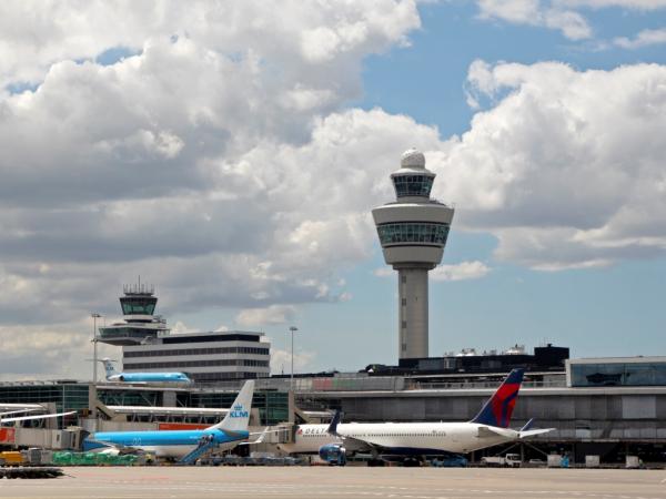 Samoloty Delta i KLM na lotniskuSchiphol 1