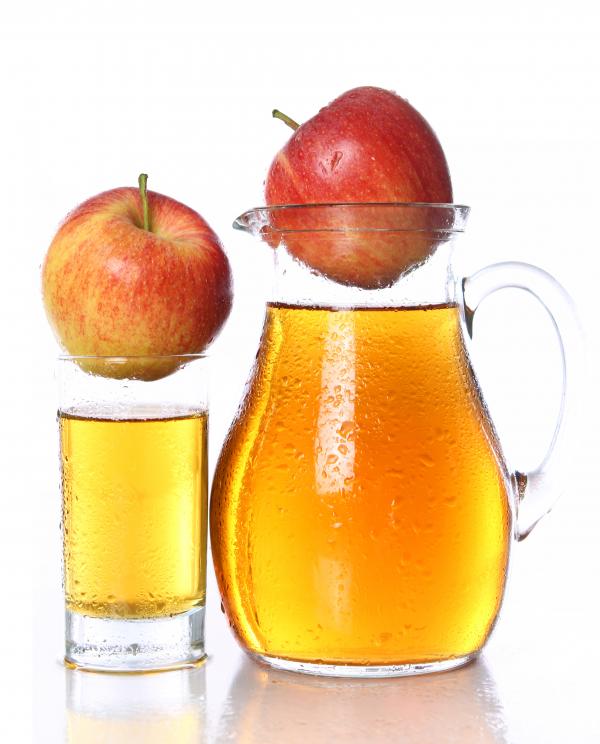 swiezy i zimny sok jablkowy
