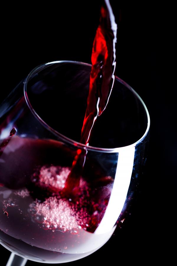 nalewanie czerwonego wina do kieliszka