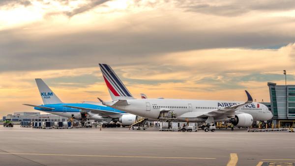Samoloty Air France i KLM na pycie lotniska
