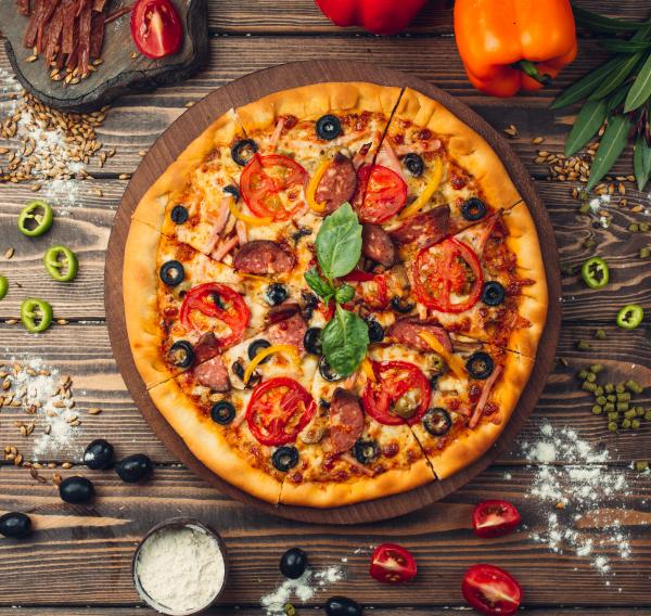 pizza pizza wypelniona pomidorami salami i oliwkami