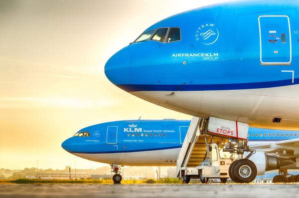 Dwa samoloty KLM na pycie